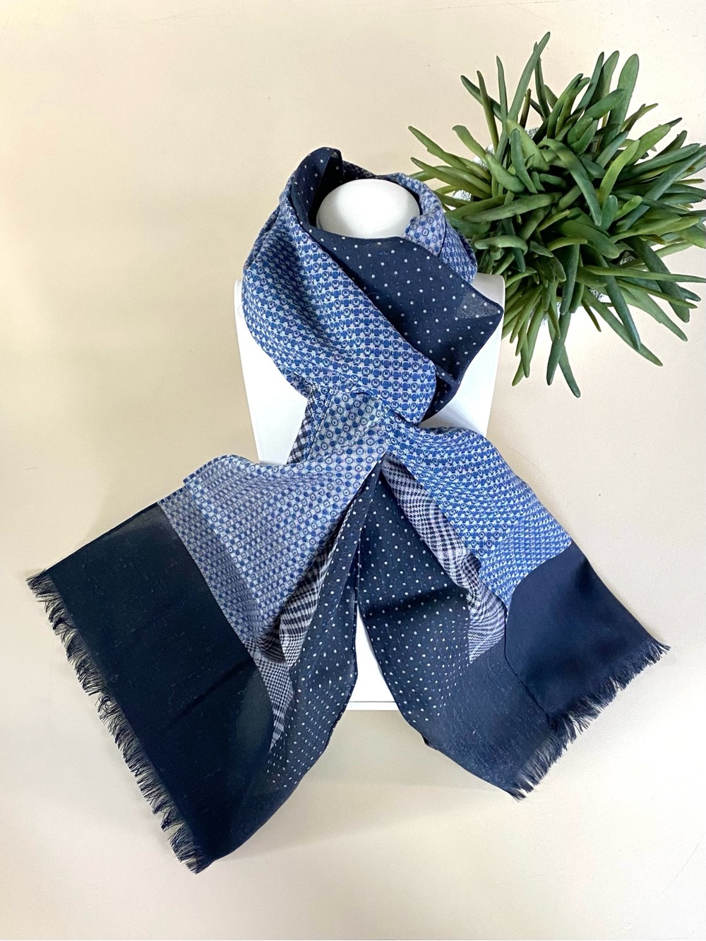 BANANA REPUBLIC - Men’s Classic Blue Patterned Colorblock Scarf - Picture 2 of 7